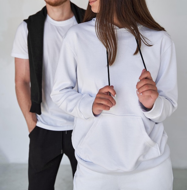 Man en vrouw in witte hoodies mock up voor kleding branding