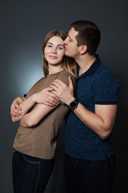 Man en vrouw knuffelen en kussen