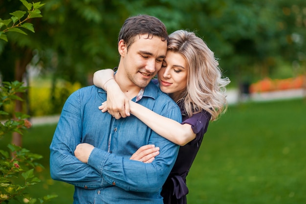 Man en vrouw knuffelen in het park