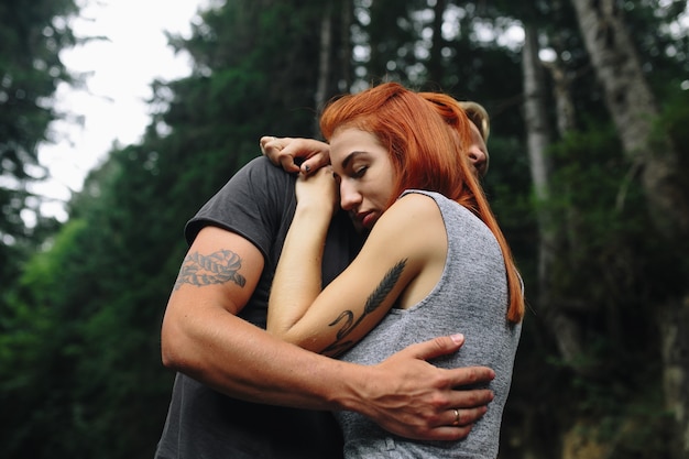 Man en vrouw knuffelen teder in de natuur