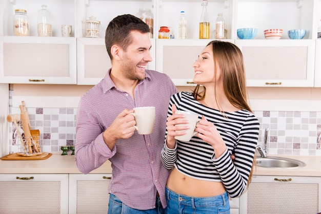 Man en vrouw koffie drinken in de keuken