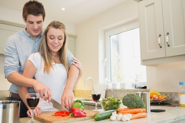 Man en vrouw koken