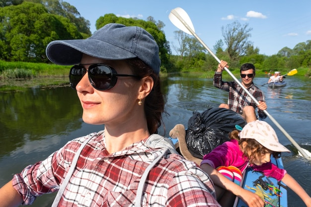 Man en vrouw koppel kind 6 jaar oud selfies zijn gelukkig in familie kajaktocht roeiboot op de rivier waterwandeling een zomeravontuur Milieuvriendelijk en extreem toerisme actieve en gezonde levensstijl