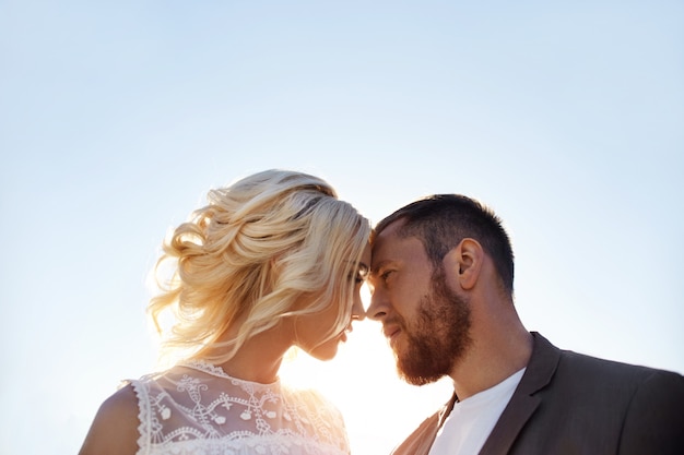 Man en vrouw liefde en knuffels, hechte relatie en liefde, paar