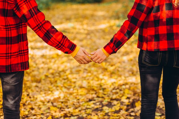 Man en vrouw lopen in het herfstbos