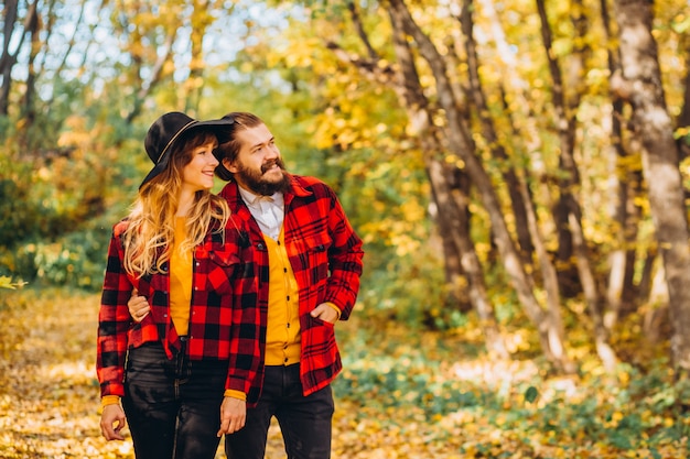 Man en vrouw lopen in het herfstbos