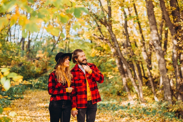 Man en vrouw lopen in het herfstbos