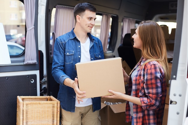 Foto man en vrouw lossen verhuiswagen