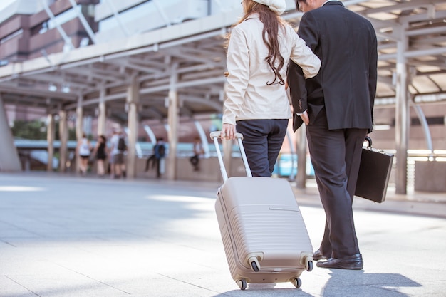 Man en vrouw met bagage en koffer