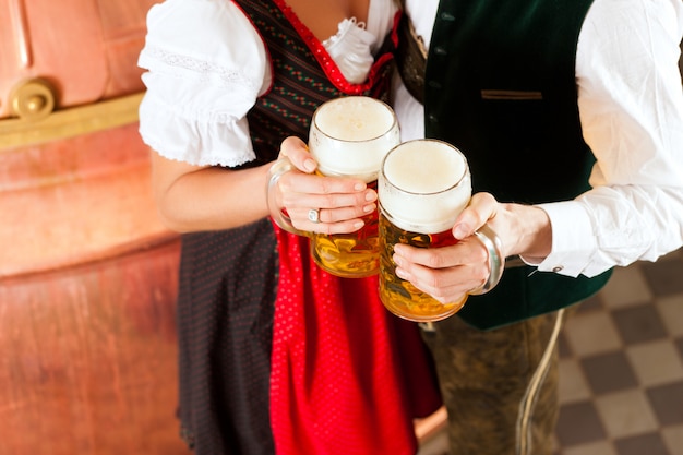 Foto man en vrouw met bierglas in brouwerij