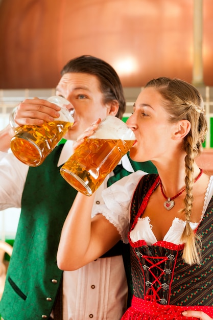 Man en vrouw met bierglas in brouwerij