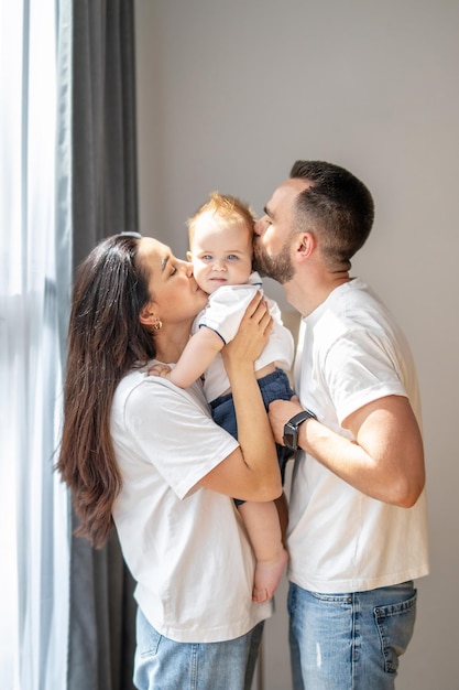 Foto man en vrouw met een baby.