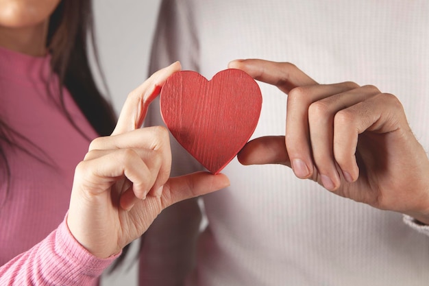 Man en vrouw met een hart in hun handen