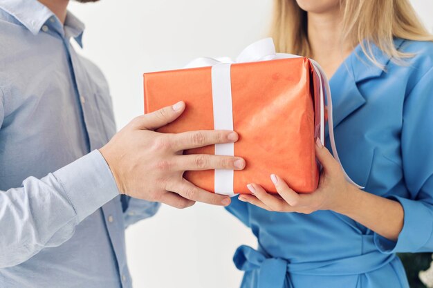 Man en vrouw met geschenkdoos. Vier een gelukkig nieuwjaar of kerst