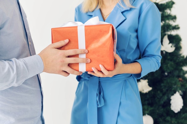 Man en vrouw met geschenkdoos. Vier een gelukkig nieuwjaar of kerst
