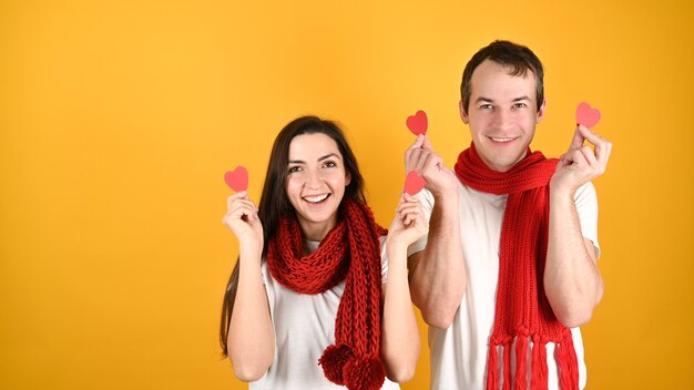 Man en vrouw met hart in hun handen