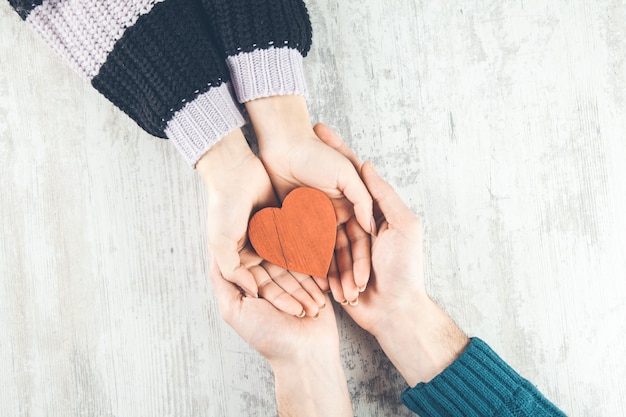 Man en vrouw met klein hart op houten