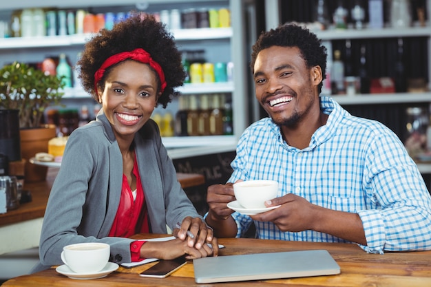 man en vrouw met kopje koffie