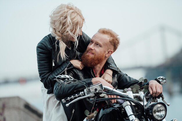 Foto man en vrouw met paraplu.