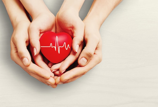 Man en vrouw met rood hart in