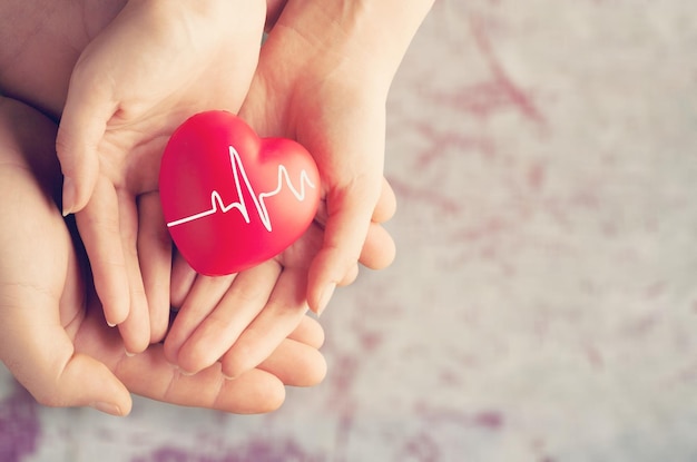 Man en vrouw met rood hart op de achtergrond