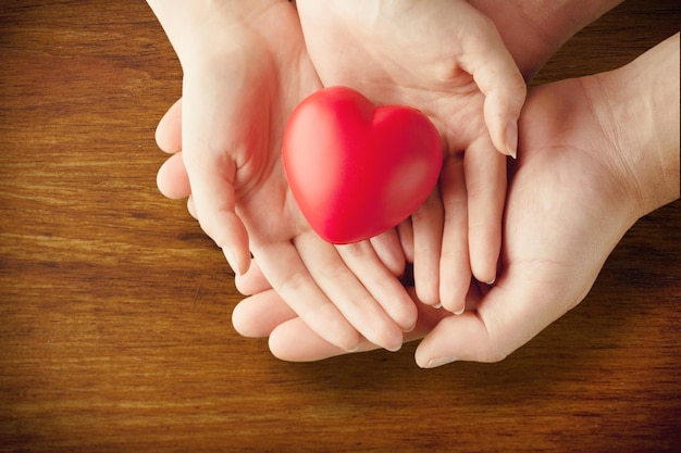 Man en vrouw met rood hart op de achtergrond