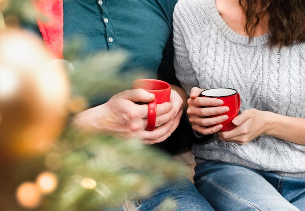 Man en vrouw met warme kerstdrankjes