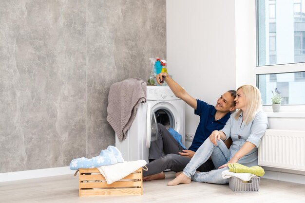 man en vrouw met wasmachine in appartement