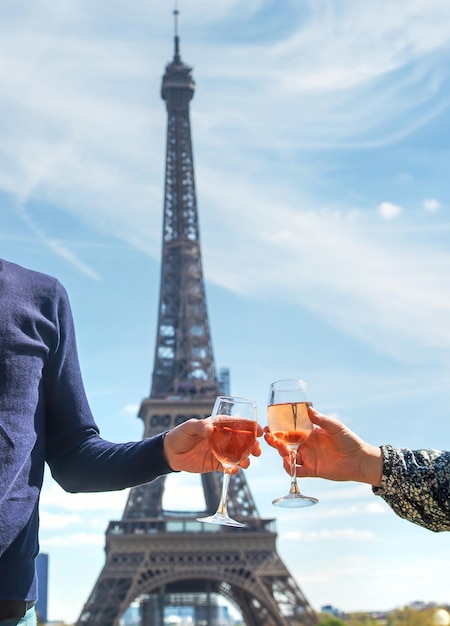 Man en vrouw met wijn in de buurt van de Eiffeltoren Selectieve focus