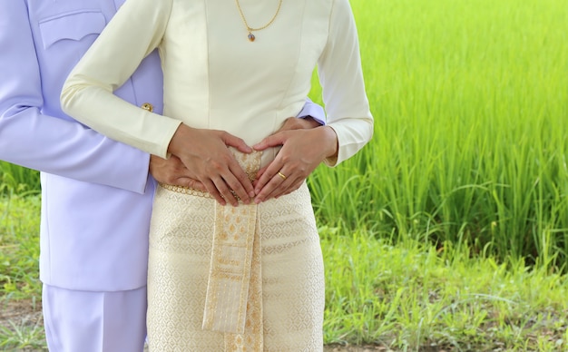 Man en vrouw minnaar knuffelen, thailand