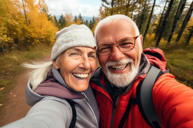 Man en vrouw nemen selfie in het bos Natuurlijk openhartig moment gevangen in de open lucht