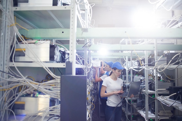 Man en vrouw op de boerderij voor de winning van cryptovaluta's. Bitcoin-mijnbouw