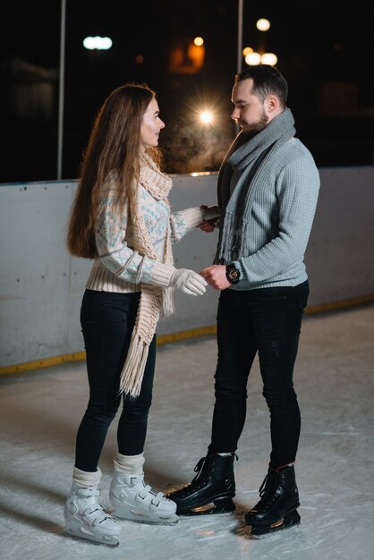 Man en vrouw op een ijsbaan