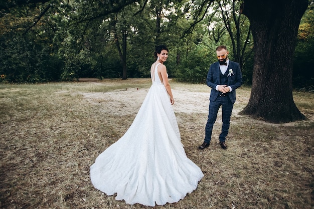 Man en vrouw op hun trouwdag