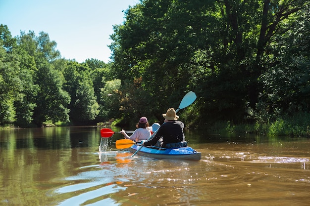 Man en vrouw paar in familie kajaktocht roeiboot op de rivier een waterwandeling een zomeravontuur milieuvriendelijk en extreem toerisme actieve en gezonde levensstijl