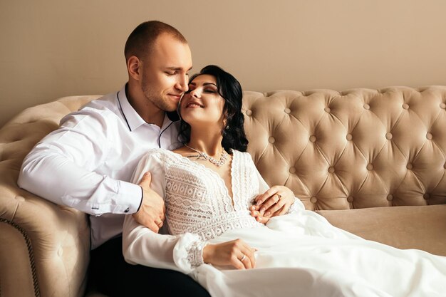 Man en vrouw paar knuffelen tijdens de fotosessie in studio