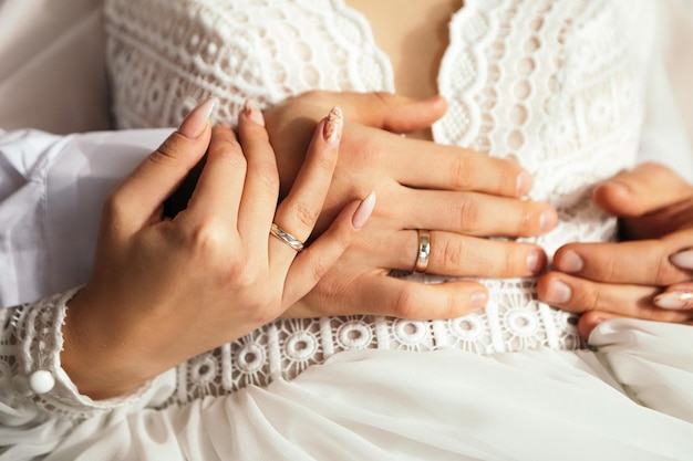 Man en vrouw paar knuffelen tijdens de fotosessie in studio