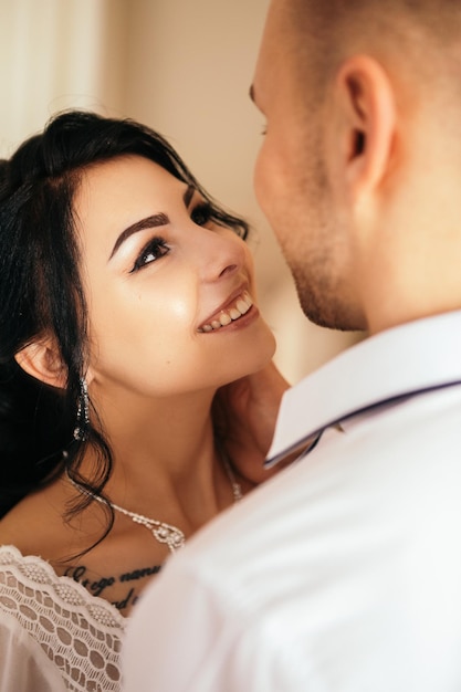 Man en vrouw paar knuffelen tijdens de fotosessie in studio