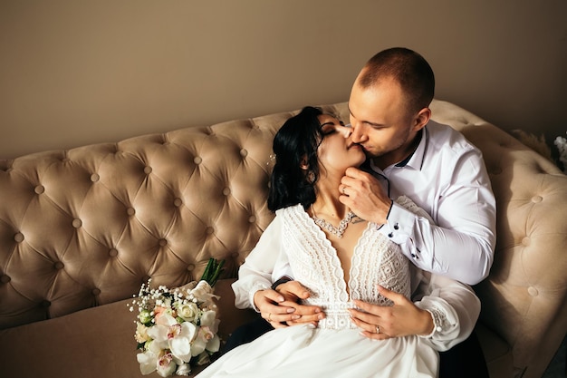 Man en vrouw paar knuffelen tijdens de fotosessie in studio