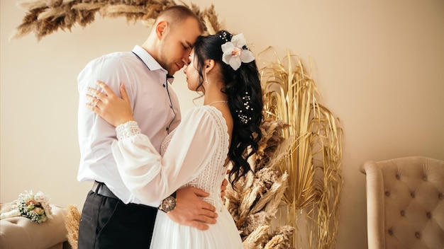 Man en vrouw paar knuffelen tijdens de fotosessie in studio