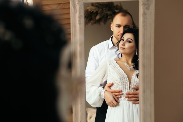 Man en vrouw paar knuffelen tijdens de fotosessie in studio