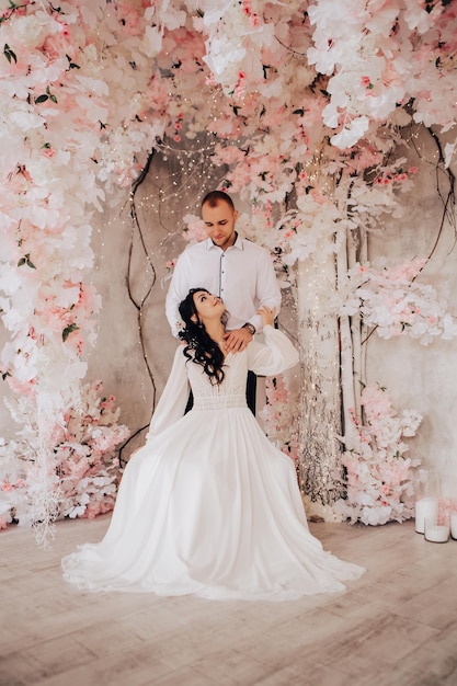 Man en vrouw paar knuffelen tijdens de fotosessie in studio