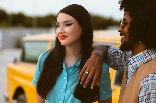 Foto man en vrouw poseren samen in retrostijl