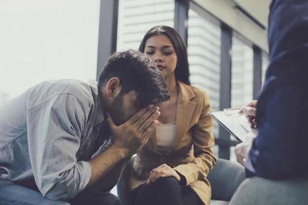 Man en vrouw praten, helpen en ondersteunen door psychiater. geestelijk gezondheidsconcept, stel problematische jonge mensen in gesprek met een begeleidingsadviseur.