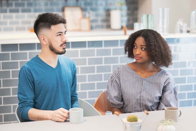 Foto man en vrouw praten met een glimlach