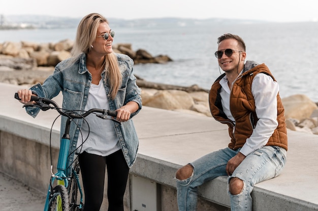 Man en vrouw praten naast een fiets buitenshuis