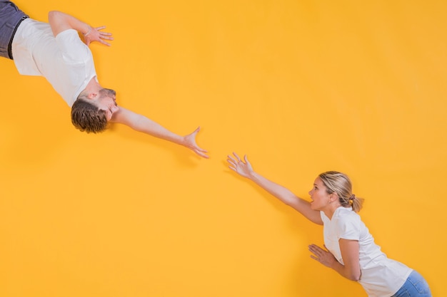 Man en vrouw proberen elkaar te bereiken