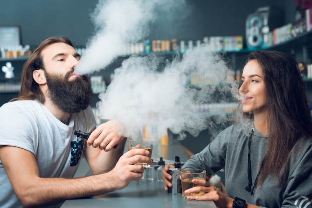 Foto man en vrouw roken samen in de winkel.