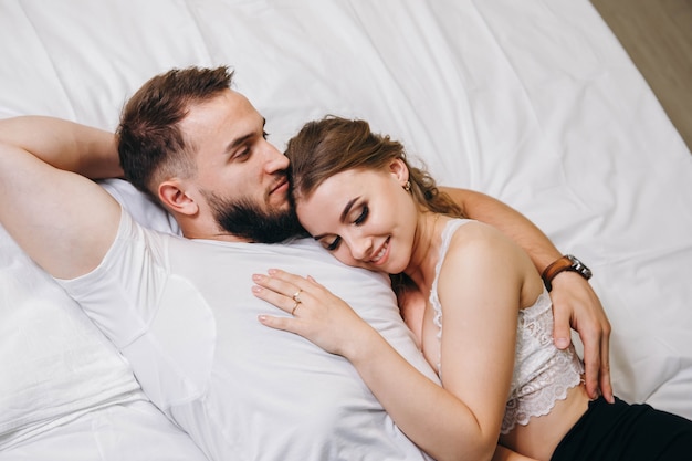 Man en vrouw samen in bed liggen