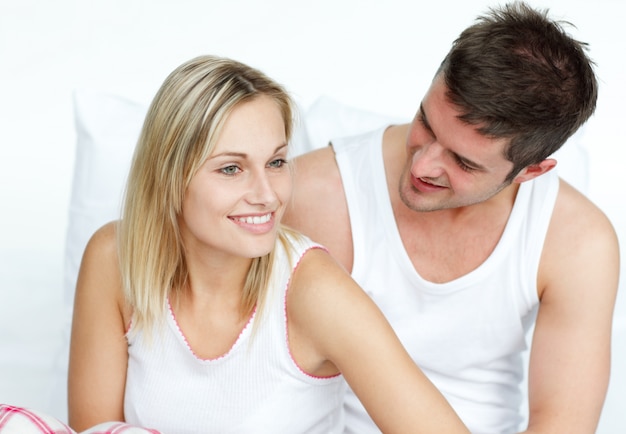 Man en vrouw samen op bed zitten